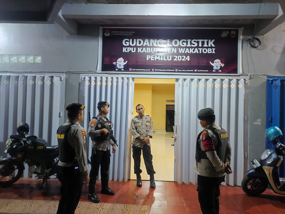 Personel Polres Wakatobi Pengamanan Gudang Logistik 1x24 Jam Menjelang Pemilu 2024