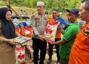 Jum’at Curhat, Kapolres Konut Serahkan Bantuan Kepada Warga Korban Bencana