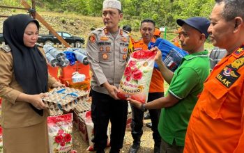 Kapolres Konawe Utara AKBP Priyo Utomo S.H., S.I.K saat memberikan bantuan kepada warga korban bencana alam di Kecamatan Wanggudu