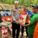 Kapolres Konawe Utara AKBP Priyo Utomo S.H., S.I.K saat memberikan bantuan kepada warga korban bencana alam di Kecamatan Wanggudu