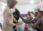 Tim Dokkes Polres Baubau Laksanakan Pemeriksaan Kesehatan Personel dan Masyarakat yang Melaksanakan PAM di PPK Kecamatan Batupoaro, Kota Baubau