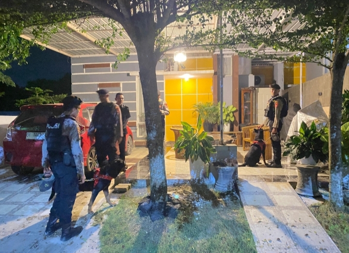 Petugas Patroli Polisi Satwa (K9) melaksanakan Patroli di Perumahan Anggoeya Resort antisipasi kejahatan terhadap kawasan perumahan yang ditinggalkan mudik