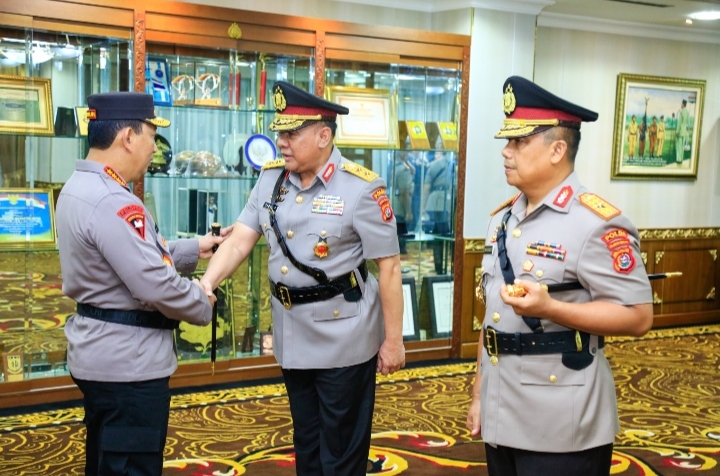 Kapolri Jenderal Polisi Listyo Sigit Prabowo melantik Brigjen Pol Dwi Iriyanto menjadi Kapolda Sultra menggantikan Irjen Pol Teguh Pristiwanto
