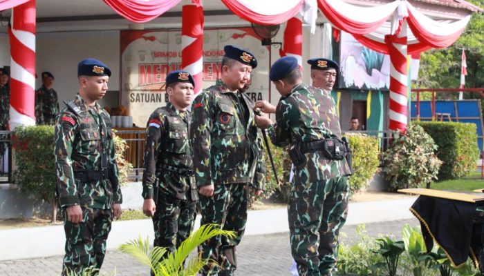 Wakapolda Sultra dan Kepala Desa Asemi Nunulai Raih Penganugerahan Warga Kehormatan Korps Brimob Polri